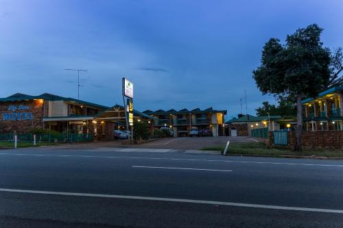 an empty street in a small town at night at Fig Tree Motel in Narrandera