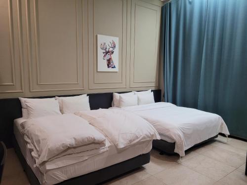 Katil atau katil-katil dalam bilik di Starhills Hotel