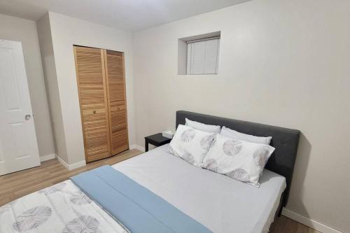 Ένα ή περισσότερα κρεβάτια σε δωμάτιο στο Cheerful 2BR suite, onsite free parking CARS or RV