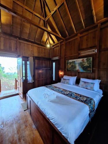 Manigelang Villa في سينغاراجا: غرفة نوم بسرير كبير في غرفة