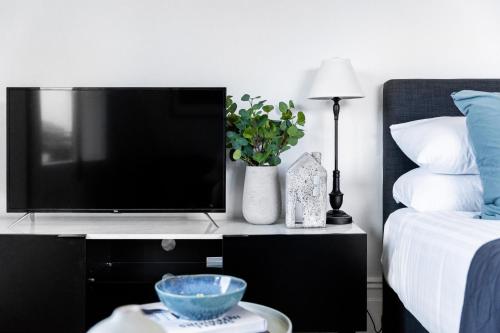 un soggiorno con TV e letto di Not your usual studio apartment a Sydney