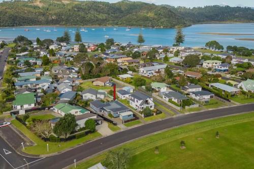 una vista aérea de un suburbio junto al agua en Casa Blue, en Whitianga
