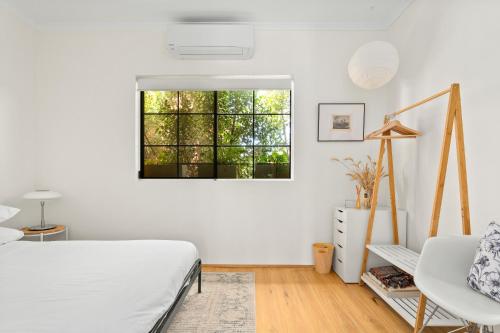 Säng eller sängar i ett rum på Spacious 2-Bed Townhouse with a Lush Courtyard