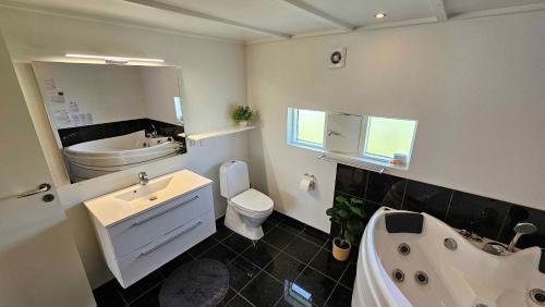 Ένα μπάνιο στο Cozy And Modern Holiday Home With All Equipment