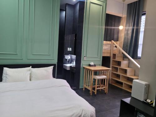 Katil atau katil-katil dalam bilik di Starhills Hotel