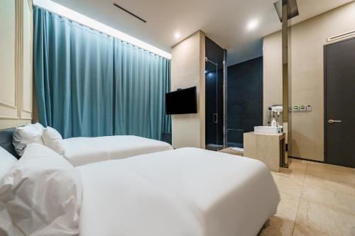 Katil atau katil-katil dalam bilik di Starhills Hotel