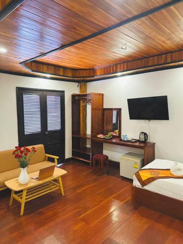 Luang Prabang Oudomlith Villa & Travelにあるテレビまたはエンターテインメントセンター