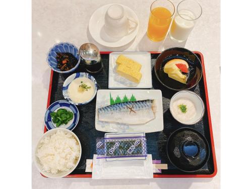 - un plateau de nourriture avec différents aliments et boissons dans l'établissement Pulses Inn Kyoto, à Kyoto