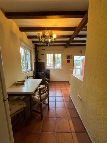 a kitchen and dining room with a table and chairs at Casas Rurales La Picotilla y la Guija in Martiherrero