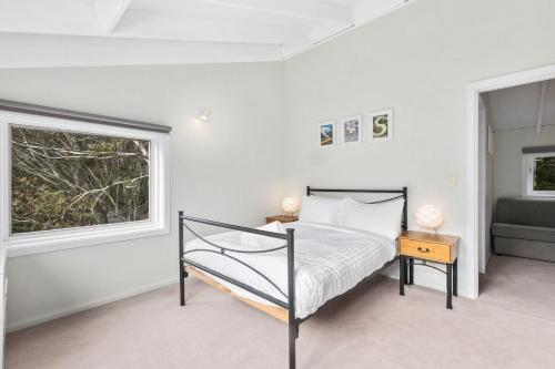 スレッドボにあるビャド 10のベッドと窓のある寝室