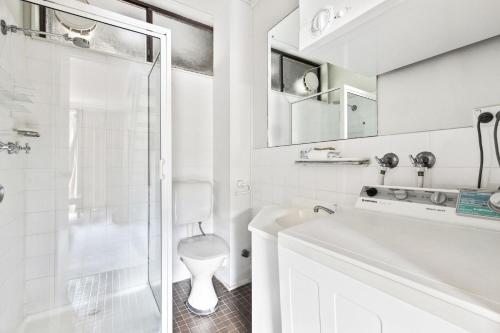 スレッドボにあるビャド 10のトイレとシャワー付きの白いバスルーム