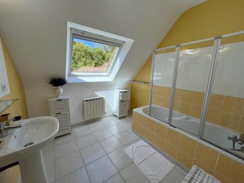 une salle de bain avec douche et lavabo dans l'établissement La Maison de Charlie, à Trégastel