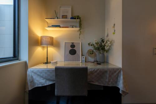 a room with a table with a speaker on it at Shopping spot-Emporium-Melbourne Central Deluxe Emporium suite in Melbourne