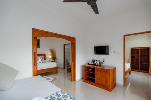 a bedroom with a bed and a mirror at Nusa Indah Bungalow in Nusa Lembongan