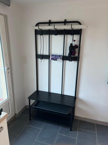 une étagère noire dans le coin d'une pièce dans l'établissement Studio 4 personnes, à Mont-Dol