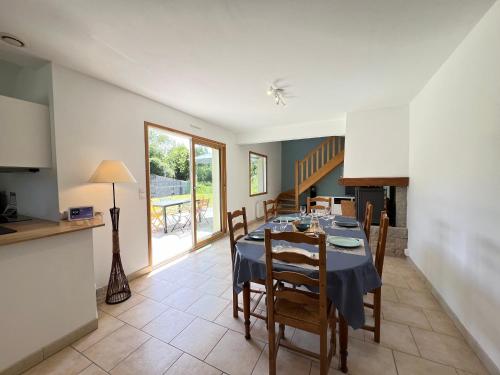 une cuisine et une salle à manger avec une table et des chaises dans l'établissement La Maison de Charlie, à Trégastel