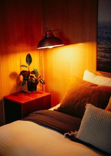 Kelp Cabin intimate, calm and restfulにあるベッド