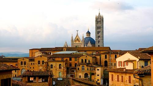Pemandangan umum bagi Siena atau pemandangan bandar yang diambil dari hotel