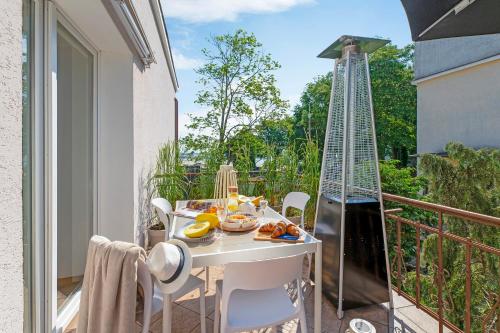 a balcony with a table with food on it at Nadmorski Apartament Z Tarasem Nad Bulwarem in Gdynia