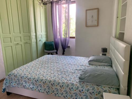 une chambre avec un lit et une chaise dans l'établissement Ruoms Petite Maison 3* centre-village, à Ruoms