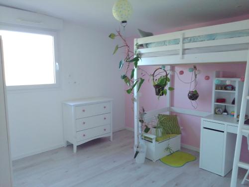 une chambre avec un lit superposé et un bureau dans l'établissement Maison bois mer campagne, à Saint-Jean-Trolimon