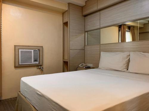 Postel nebo postele na pokoji v ubytování Spaces Hotel Makati