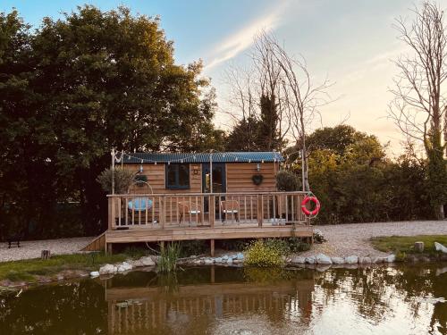 谢菲尔德Rusty Duck Retreat Shepherds Hut的池塘中央的小屋