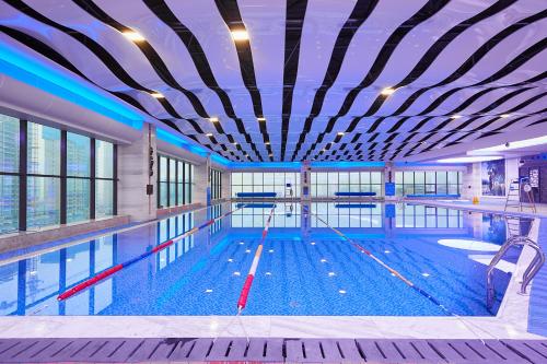 an indoor swimming pool with a large swimming pool at Wyndham Grand Plaza Royale Chenzhou in Chenzhou