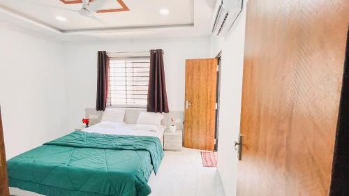 Habitación pequeña con cama y ventana en Staeg Mercury 1 BHK - 101, en Indore