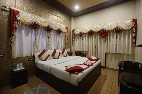 Postel nebo postele na pokoji v ubytování The Ranikhet Continental