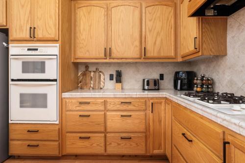 Dapur atau dapur kecil di Yosemite Villa - log cabin with spectacular views & stargazing