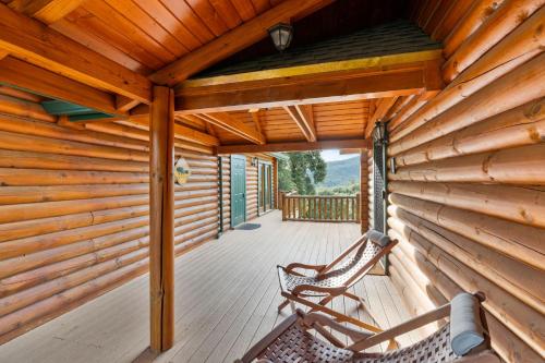 Balkoni atau teres di Yosemite Villa - log cabin with spectacular views & stargazing