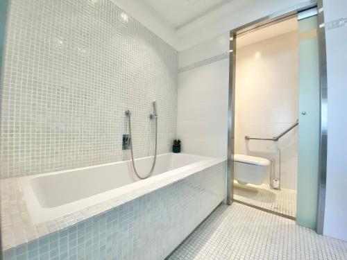 une salle de bain avec baignoire et toilettes dans l'établissement Grand Hotel 2 chambres 2 sdb - GH, à Cannes