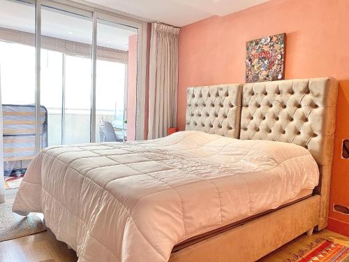 une chambre avec un grand lit et une grande fenêtre dans l'établissement Grand Hotel 2 chambres 2 sdb - GH, à Cannes