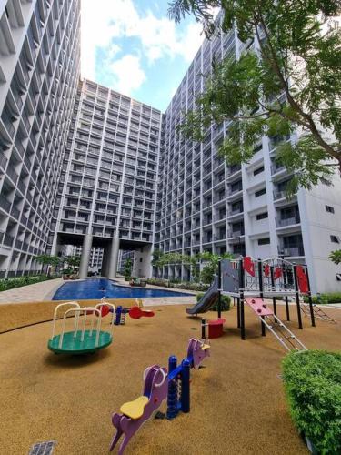 Zona de juegos infantil en Cozy Shore Residence with balcony near Mall of Asia & airport