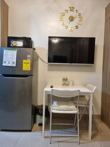 Una cocina o cocineta en Cozy Shore Residence with balcony near Mall of Asia & airport