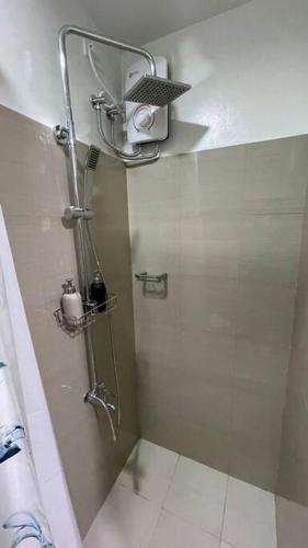 Un baño de Cozy Shore Residence with balcony near Mall of Asia & airport