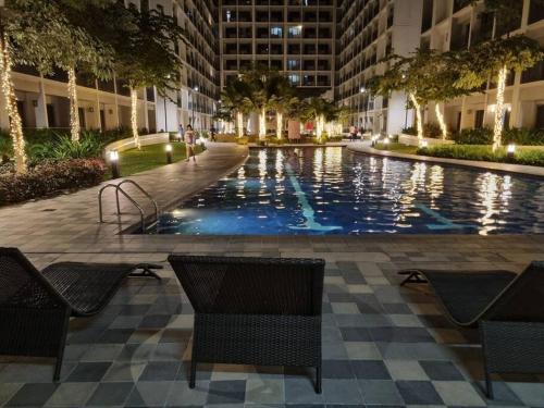 La alberca dentro o cerca de Cozy Shore Residence with balcony near Mall of Asia & airport