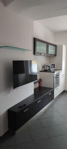 a kitchen with a black and white kitchen at Shangri-la in Civate