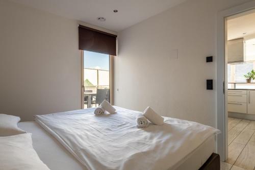 Un dormitorio con una cama blanca con toallas. en Haus Wieser, en Kaprun