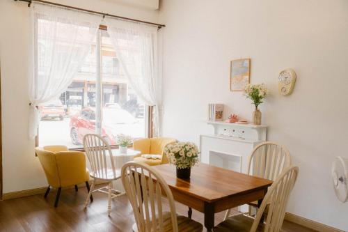 Ban Na ThoDaisy Home&cafe Nan的一间带桌椅的用餐室