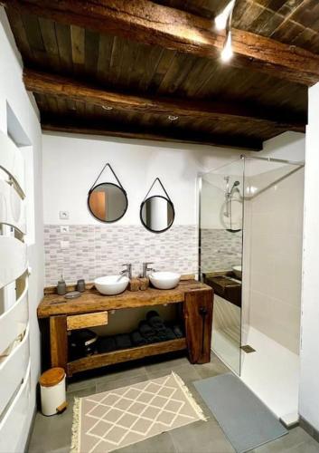 La salle de bains est pourvue de 2 lavabos et d'une douche à l'italienne. dans l'établissement Gîte de Pierrot, à Vicq