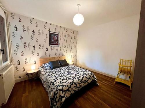 - une chambre dotée d'un lit et d'un mur avec écriture dans l'établissement Gîte de Pierrot, à Vicq