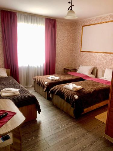 Ένα ή περισσότερα κρεβάτια σε δωμάτιο στο Good House Yaremche