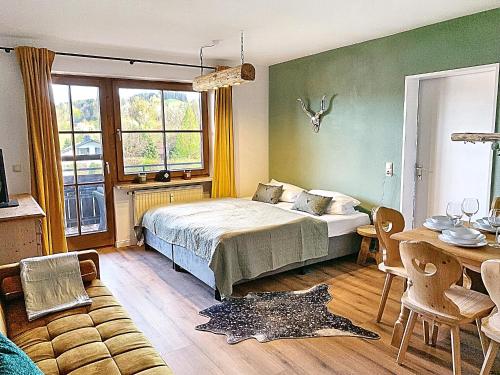 Postel nebo postele na pokoji v ubytování Lindners Hideaways - Bergnest Lodge - Bergblick Fewo 6 Pers Balkon Garten Hund Ski Unterkunft Luftkurort Oberreute nähe Buchenegger Wasserfälle Eistobel Bodensee