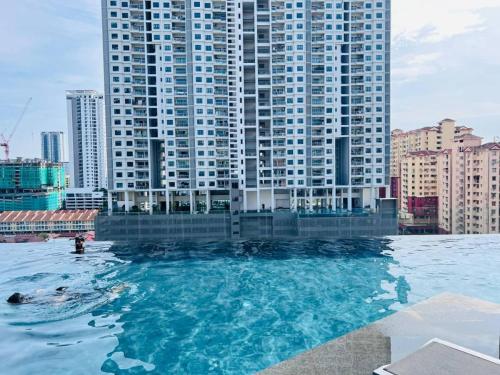 Urban Suites Georgetown Penang - Sea View & Georgetown View - High Floor - Exclusive & Cozy Stayの敷地内または近くにあるプール
