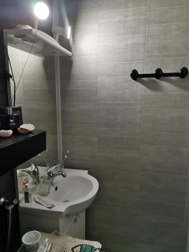 une salle de bain avec un lavabo et un miroir dans l'établissement Vacances au Cap d Agde, au Cap d'Agde