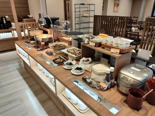 ein Buffet mit Speisen auf einer Theke in einem Geschäft in der Unterkunft Hotel Route-Inn Miyazaki Tachibana Dori in Miyazaki