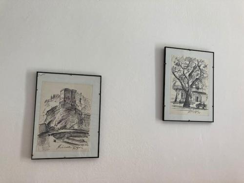 Dos dibujos enmarcados de un edificio en una pared en La casetta vista mare, en Monterosso al Mare