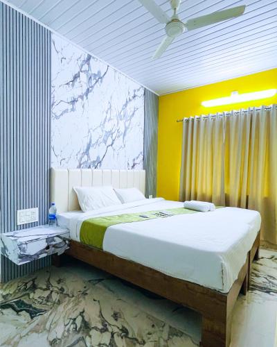 Ένα ή περισσότερα κρεβάτια σε δωμάτιο στο HOTEL HERAA INN